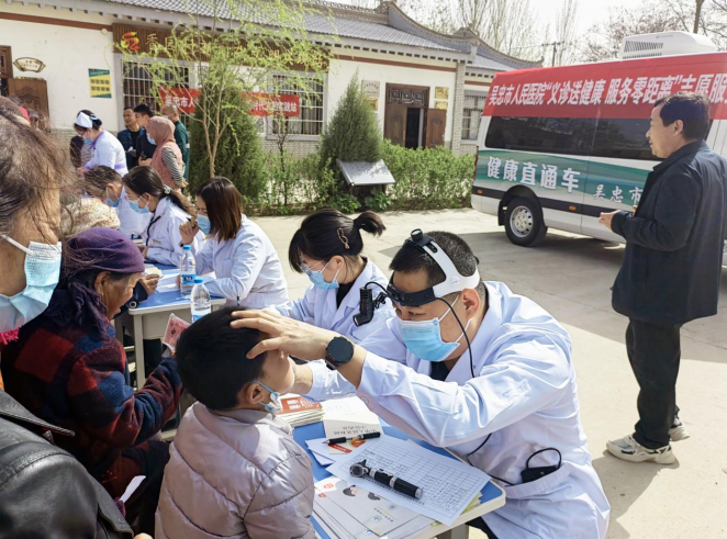 【大学习、大讨论 、大宣传、大实践】我院“健康直通车”首站驶入红寺堡大河乡香园村，为患者提供“家门口的医疗服务”